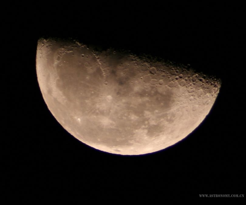 望远镜拍摄的月亮