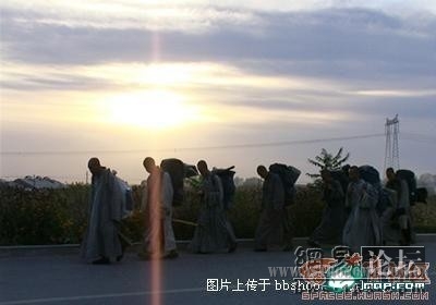 晚霞映照大悲寺僧人疲惫的身影.jpg
