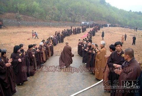 大悲寺内所有信众为僧人恭敬让路.jpg