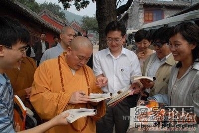 少林寺方丈释永信象明星一样拥有自己粉丝，签名留念！.jpg