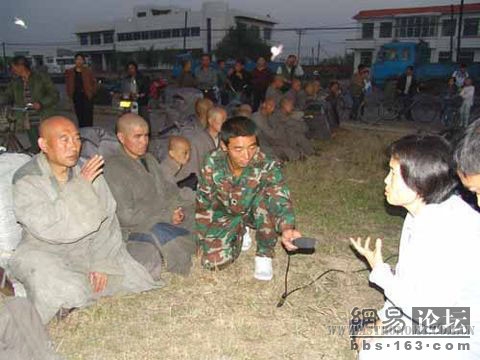 大悲寺僧人在行脚途中为赶来的佛教徒讲解教义.jpg