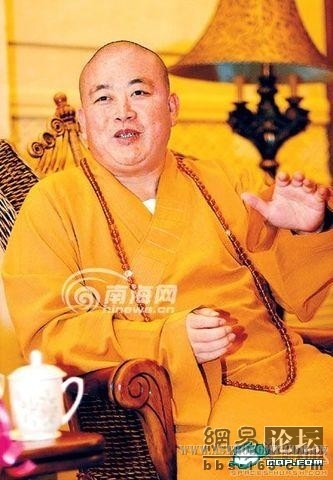 养尊处优，衣着鲜亮的少林寺方丈释永信.jpg