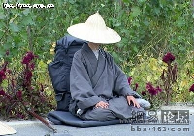 大悲寺小僧人禅坐于路旁。.jpg