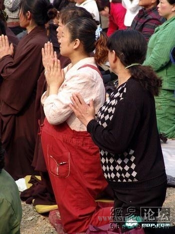 大悲寺前参加皈依的孕妇.jpg