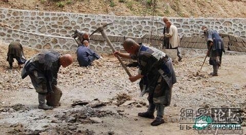 大悲寺僧人身体力行实践佛法，自己动手建寺、修路。.jpg