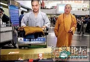 少林寺方丈赴德国观看世界杯决赛（机场安检）.jpg