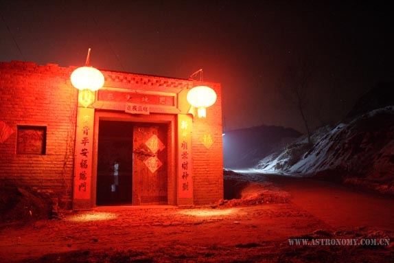 我家大门口夜景