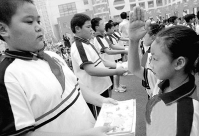 河南省实验小学外国语分校高年级同学把用过的课本送给弟弟妹妹们。