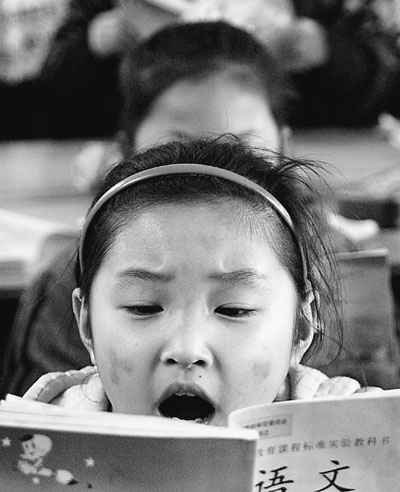 2月24日，河南社旗县赊店镇中心小学的学生在用循环教科书学习。