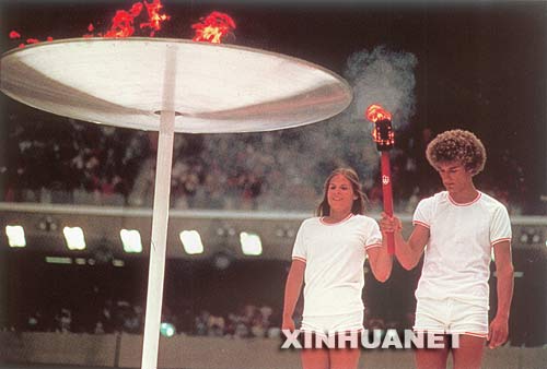 7月17日，一对少年男女共同点燃主体育场奥林匹克火炬