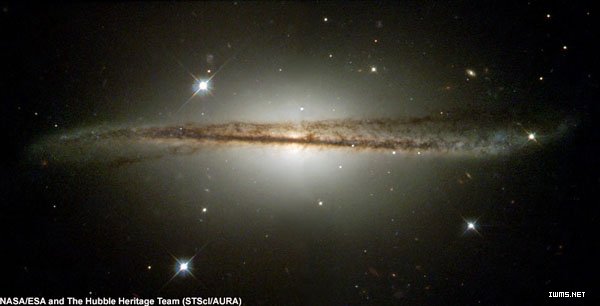 哈勃望远镜拍摄到的一个关于边际星系的不同寻常的图像，它近乎完美地反映了星尘圆盘的细节和星系成长所遵循的 ...