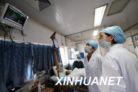 资料图片：4月29日，来自武汉的两位专家在查看危重患儿的病情数据。新华社记者 陈晔华 摄 ... ...