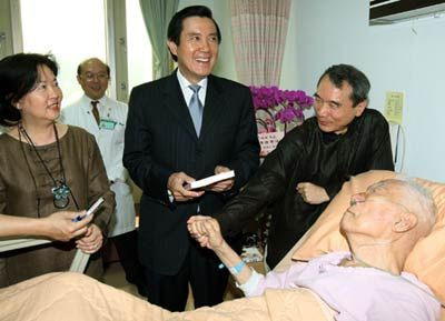 资料图：4月16日，马英九前往医院探视台湾文化界知名人士柏杨。马英九紧握柏杨的双手，祝他早日康复。柏杨虽不能  ...