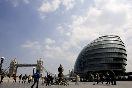 英国首都伦敦泰晤士河的塔桥附近的“Telectroscope”望远镜