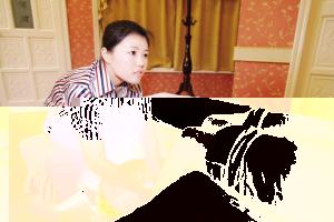 潘茜正在认真地学习洗脚