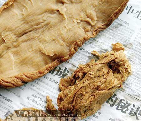 切开之后的“纸咸萝卜”(右下)与真咸萝卜(左上)有几分相像，但没有肉质感。记者冯革里摄 ...