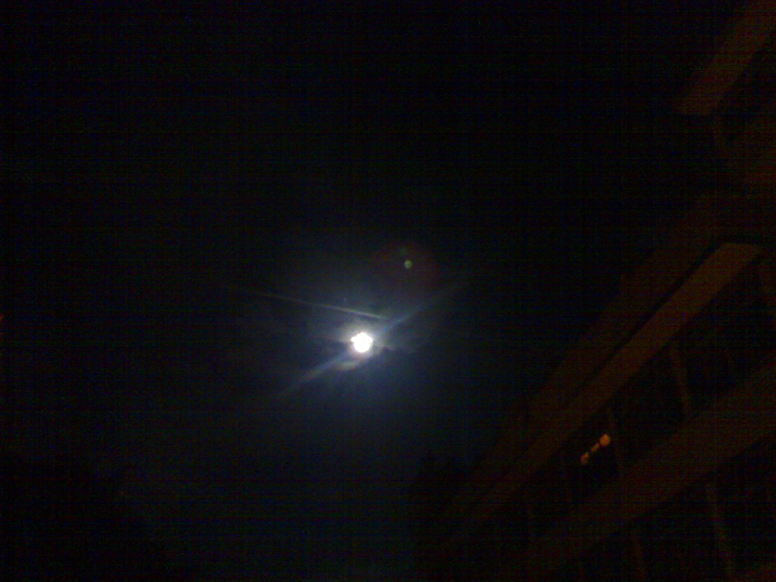 手机直接拍摄的月球(有云),左上角的是木星