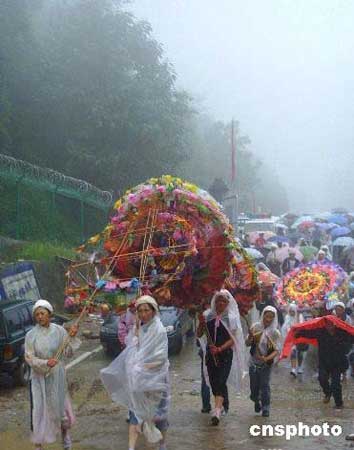 月19日，是“5-12”汶川特大地震发生一百天的日子，民众前往北川灾难现场祭奠遇难亲人。图为遇难者亲属携带花圈 ...