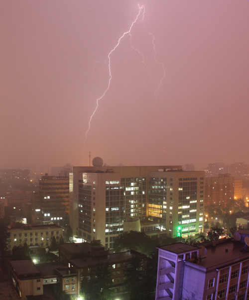 雷电下的中国气象局大楼