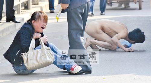 一年轻女子被其拽倒在地惊吓过度失声大哭。
