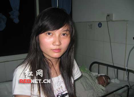 冯玉整日在病床前看守着母亲。