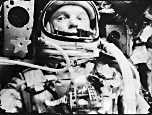 照片拍摄于1962年。美国宇航员约翰·格伦(John Glenn)也进入太空并安全地回到地球 ... ...