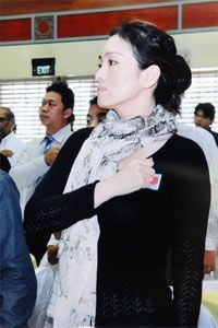 图：巩俐宣誓成为新加坡公民