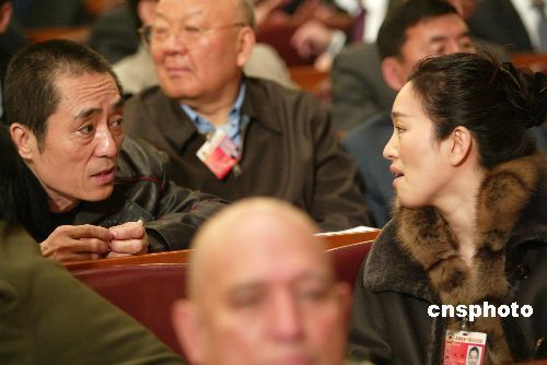 人大代表巩俐在会议中与张艺谋交谈