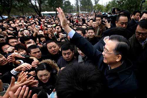 12月21日至22日，中共中央政治局常委、国务院总理温家宝在重庆考察。这是12月22日，温家宝在重庆大学看望学 ...