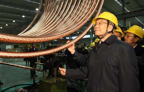 12月21日至22日，中共中央政治局常委、国务院总理温家宝在重庆考察。这是12月21日，温家宝在重庆龙煜精密铜 ...