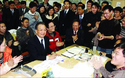 12月20日，温家宝与北航大学生们座谈。
