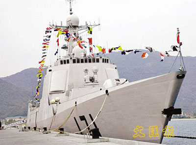 中国海军先进舰艇「海口」舰停泊在三亚亚龙湾码头。中新社