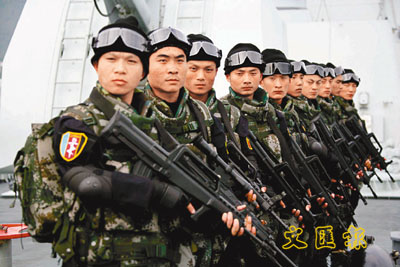威武的中国海军特战队员在军舰甲板上列队。新华社