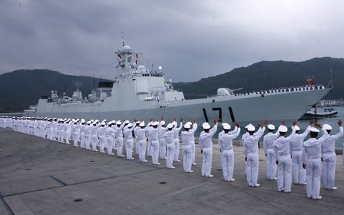 12月26日下午，海军官兵在三亚军港向出征军舰挥手送行。新华社记者 查春明 摄 ...