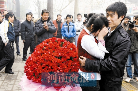李敏一见程晓雷就扑到他怀里 记者 邓万里/摄