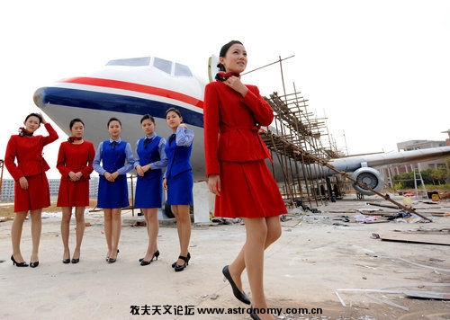 6名准空姐就把自己在课堂上所学过的知识统统演示了一遍