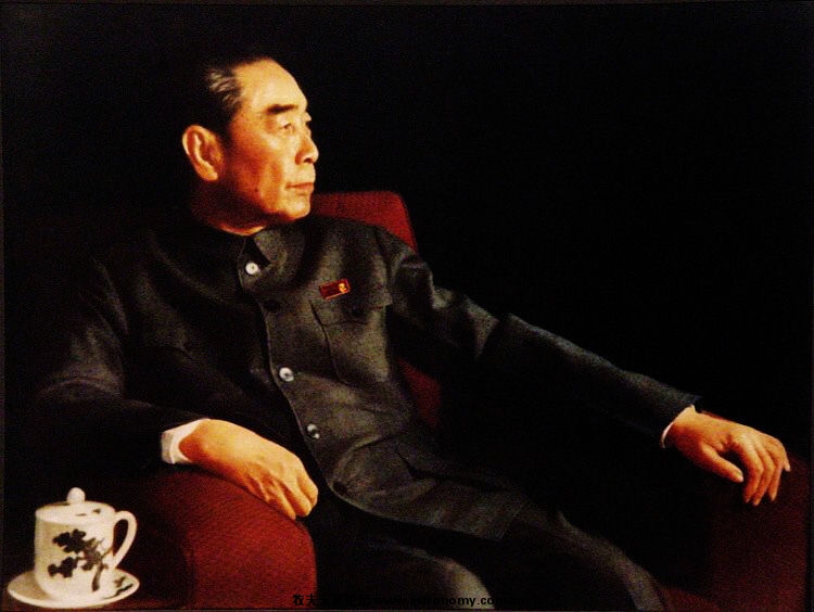 沉思中的周恩来.jpg