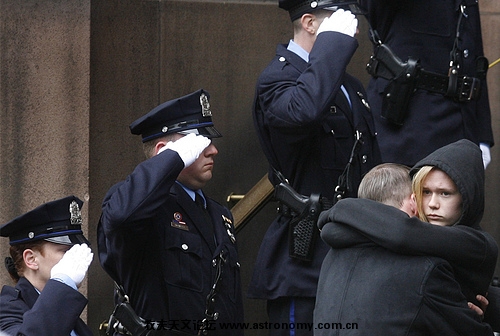 15.May 9, 2008. 费城警官 Stephen Liczbinski 的子女在他的葬礼上拥抱 . 警官 Liczbinski 在当月 3 日的一 ...