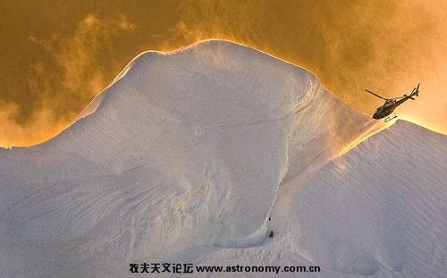 27.December 5, 2008. 救援直升机在新西兰最高峰 Aoraki 准备救援登山遇险者 , 两名日本登山者被困于 3754  ...