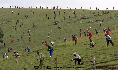 23.March 01, 2008. 肯尼亚西部的 Kalenjin 和 Kisii 部落土地纠纷爆发后开战 , 超过 20 名战士在弓箭战争 ...