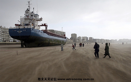 18.March 10, 2008. 荷兰的船舶阿耳忒弥斯号因 dph130 公里的强风搁浅在法国海岸