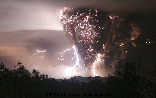 1、2008年5月2日，智利南部沙伊顿火山第一次爆发
