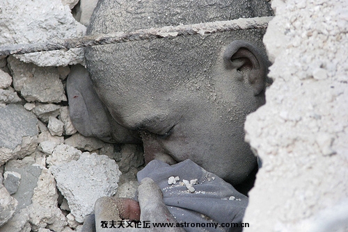 25.November 7, 2008. 海地首都的教堂倒塌事件中至少死亡了 30 人