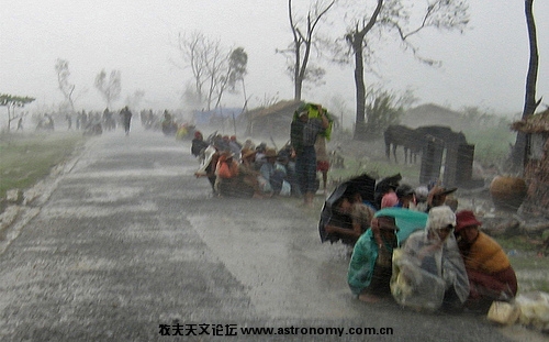 21.May 19, 2008. 飓风 Nargis 受灾群众在暴雨中等待援助 , 由于政府反应迟缓以及抵抗外界援助 , 约有 1.6w ...