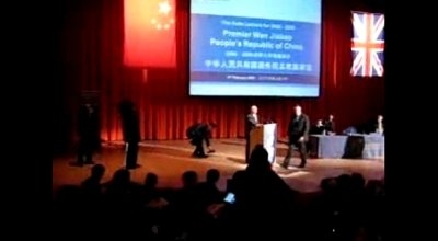 剑桥大学会场保安奔向温家宝总理身后，捡起肇事者扔来的鞋子。 YouTube截屏图 ...
