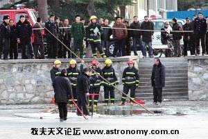 消防公安在结冰的湖面上打捞