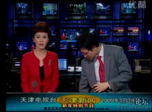 　女主持在说话的同时，男主持开始玩自己的座椅，调整高低