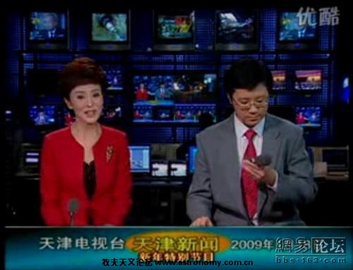 男主持在玩话筒