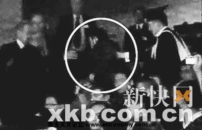 肇事者被保安驱逐出场。（图片来源：重庆晚报）