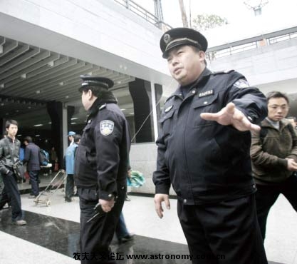 昨日，民警邹鹏（右）向记者讲述事发时的情景。本报记者　张朋　摄